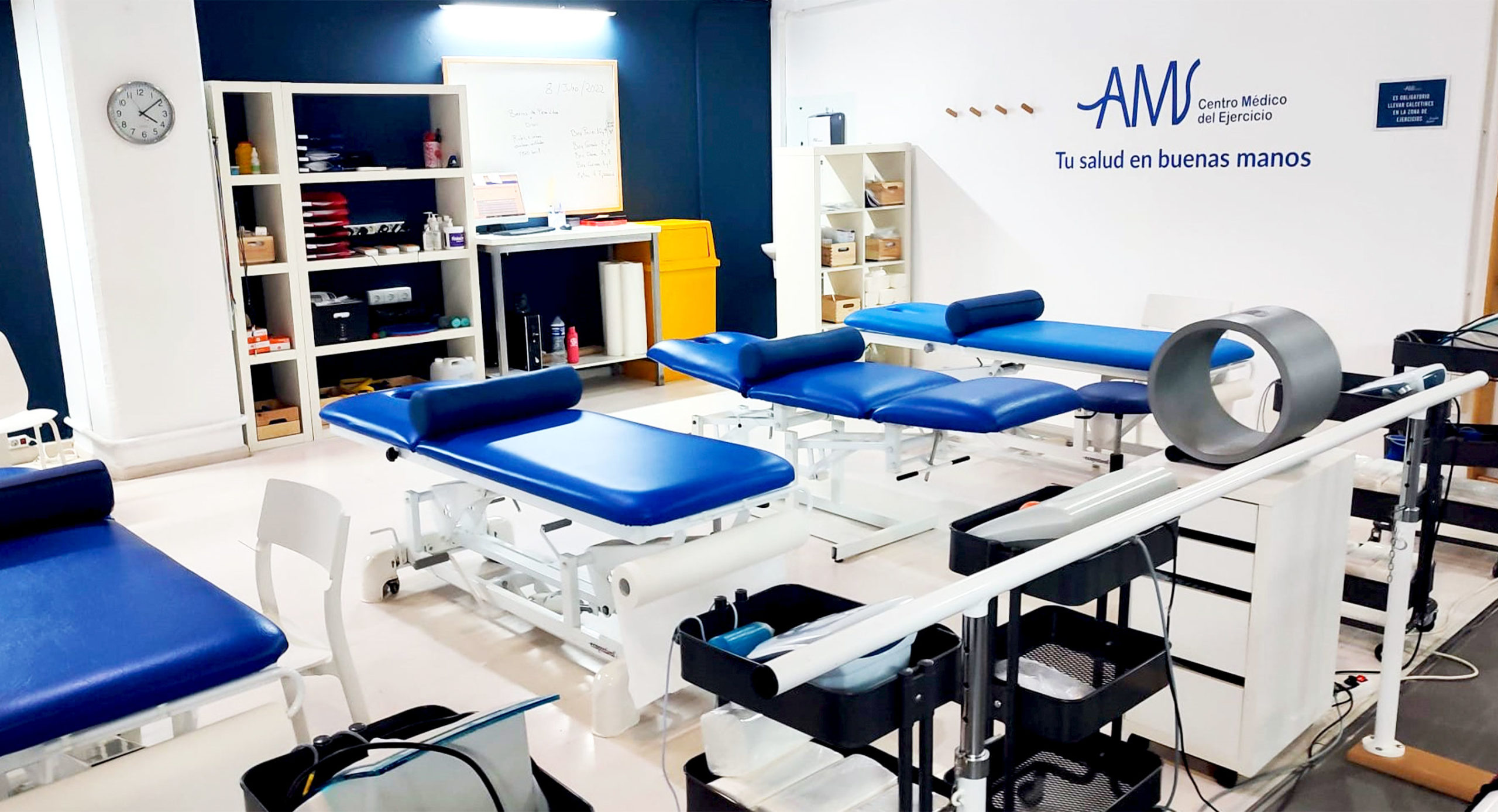 sala abierta donde se realiza la fisioterapia de los pacientes asegurados en Málaga