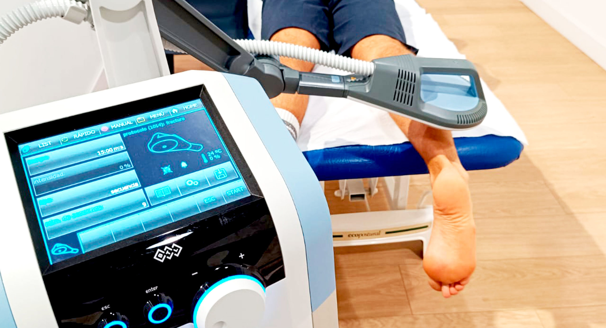 Private physiotherapy session with the super inductive system at AMS Centro medico del ejercicio Málaga