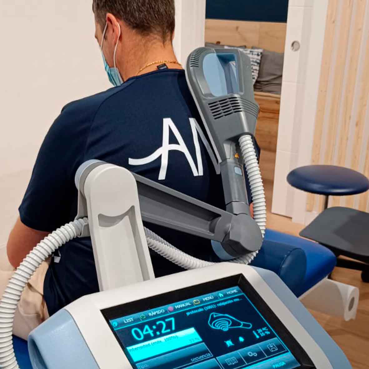 El sistema super inductivo utiliza campos electromagnéticos de alta frecuencia para estimular los tejidos profundos del cuerpo, promoviendo la circulación sanguínea, la recuperación muscular y la reducción de la inflamación. Se emplea en fisioterapia para tratar diversas condiciones musculoesqueléticas y acelerar la recuperación.