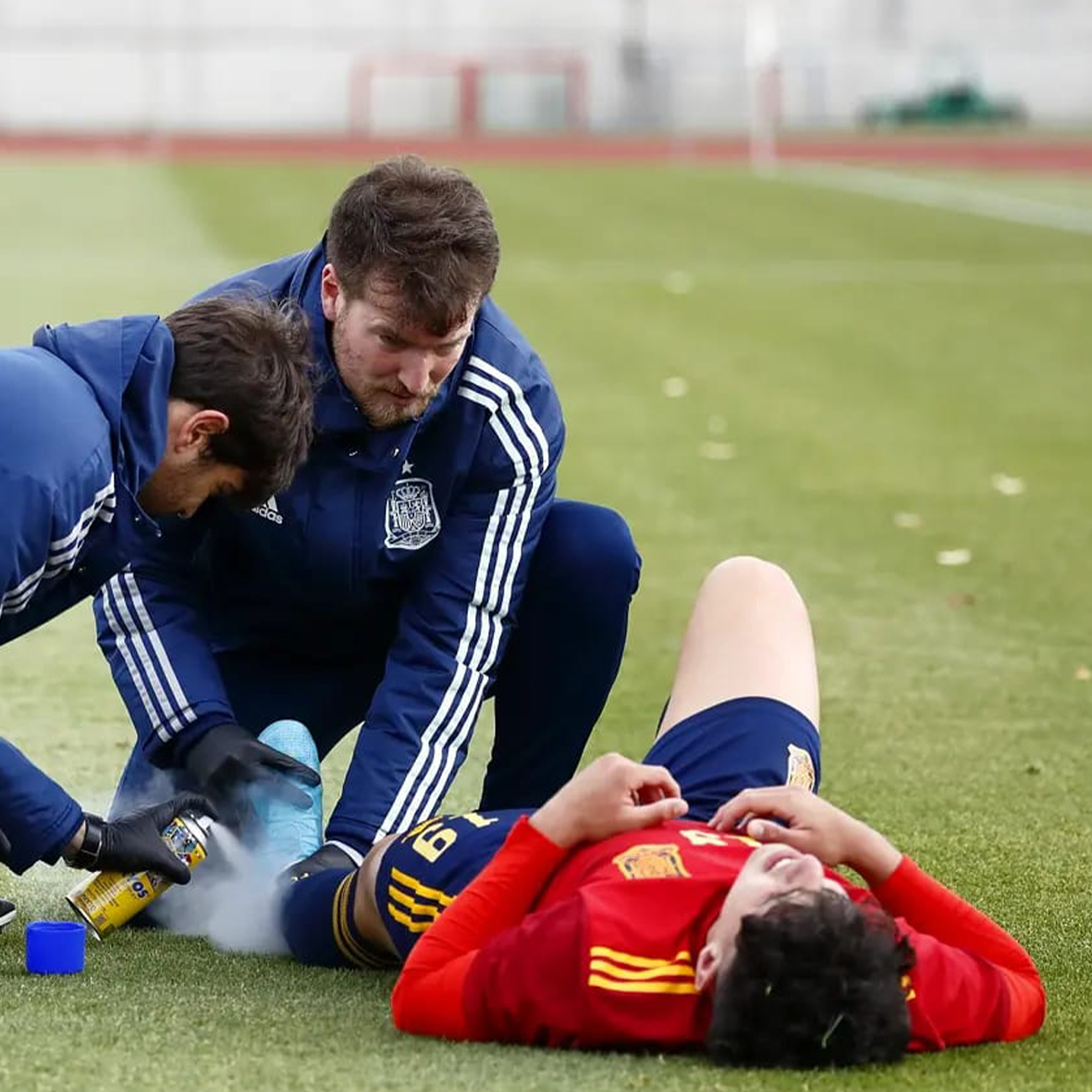 Dr Alberto González Peña AMS Centro Medico del Ejercicio trabajando en los servicios médicos de la RFEF Real Federación de Futbol Española